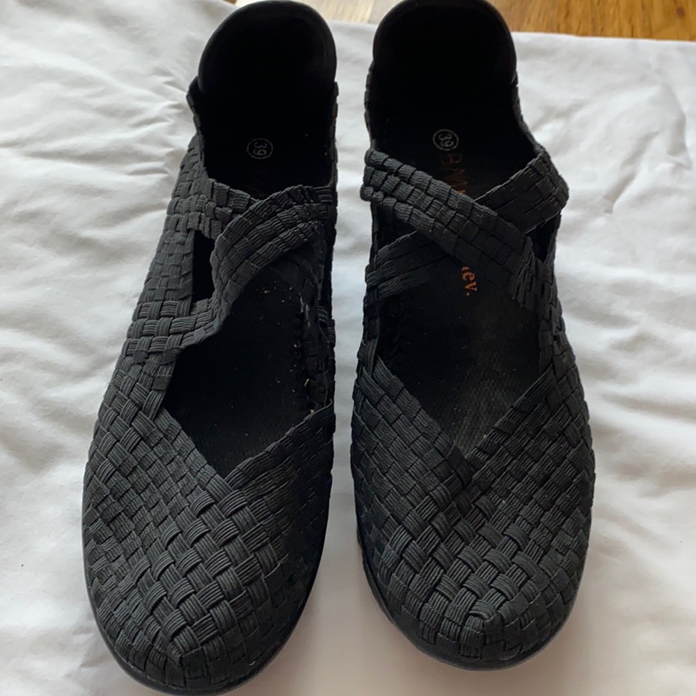 Light weight shoes